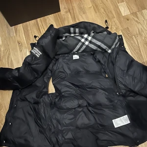 Burberry jacka/väst - Burberry jacka/väst. Strlk L/XL. Skick 10/10