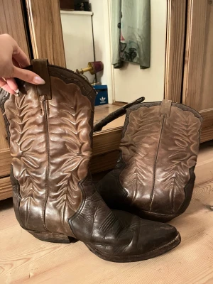 Cowboy boots - Svin snygga och coola cowboy boots köpt second hand, men som tyvärr är nån storlek för stora på mig. Svin läckta och sjukt trendiga!! Passa på innan vår/sommar