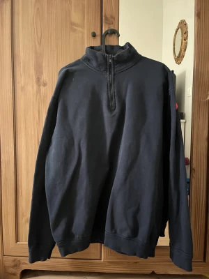 Mörkblå sweatshirt - Säljer denna sjukt snygga och bekväma sweatshirt med en liten dragkedja. Säljer eftersom jag har brist på plats i garderoben och behöver göra mig av med även de finaste plaggen i kollektionen. 