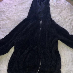 Svart fluffig kofta - Storlek L