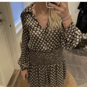 Zara klänning! - Säljer denna super snygga zara klänning perfekt till nyår! ❤️storlek XS, lånade bilder 