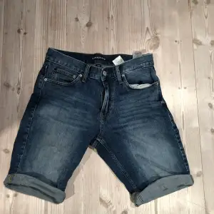 Säljer mina Calvin klein jeans shorts jag köpte några sommrar tillbaka. Använt de få gånger, de är i W28.