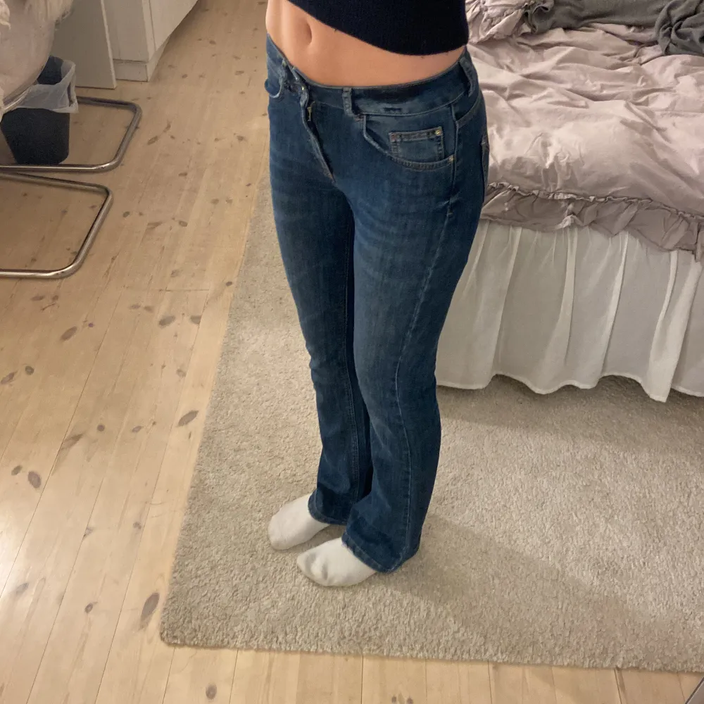 Säljer nu mina supersnygga favoritjeans💕 sitter superbra på längden och i midjan på mig som är 164/165💕älskar dom då dom tillskillnad från många av mina andra jeans inte åker ner och är inte jobbiga att sitta i💕🫶🏼. Jeans & Byxor.