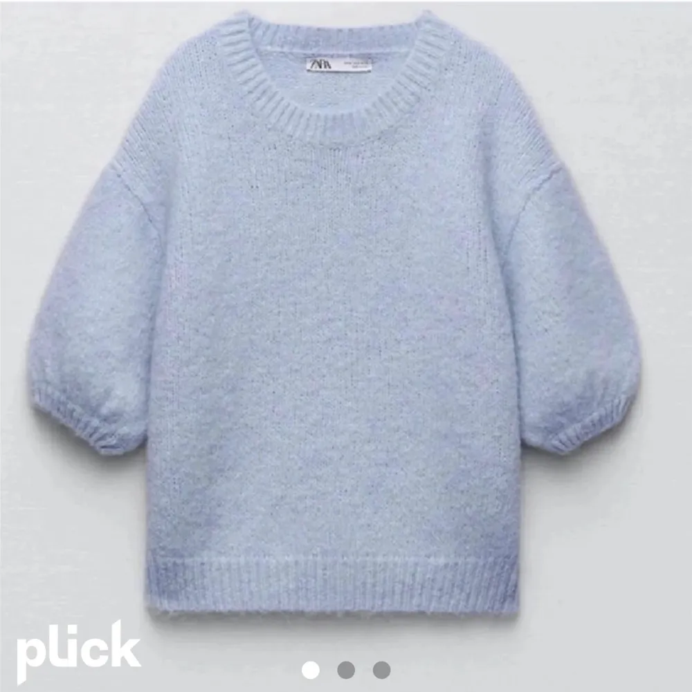 Superfin ljusblå stickad tröja från zara! hör av dig vid frågor eller om fler bilder önskas☺️💙. Stickat.