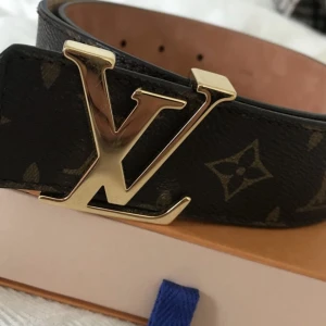 Louis Vuitton bälte - Louis button belt, couple years old. Worn a few times and has a few scratches on the buckle but still super good condition! Want a fast sell. Comes with box.