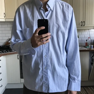 Skjorta - En fin tunn skjorta med nice passform, funkar nog grymt som oversize för den som e lite mindre(jag e 190cm)