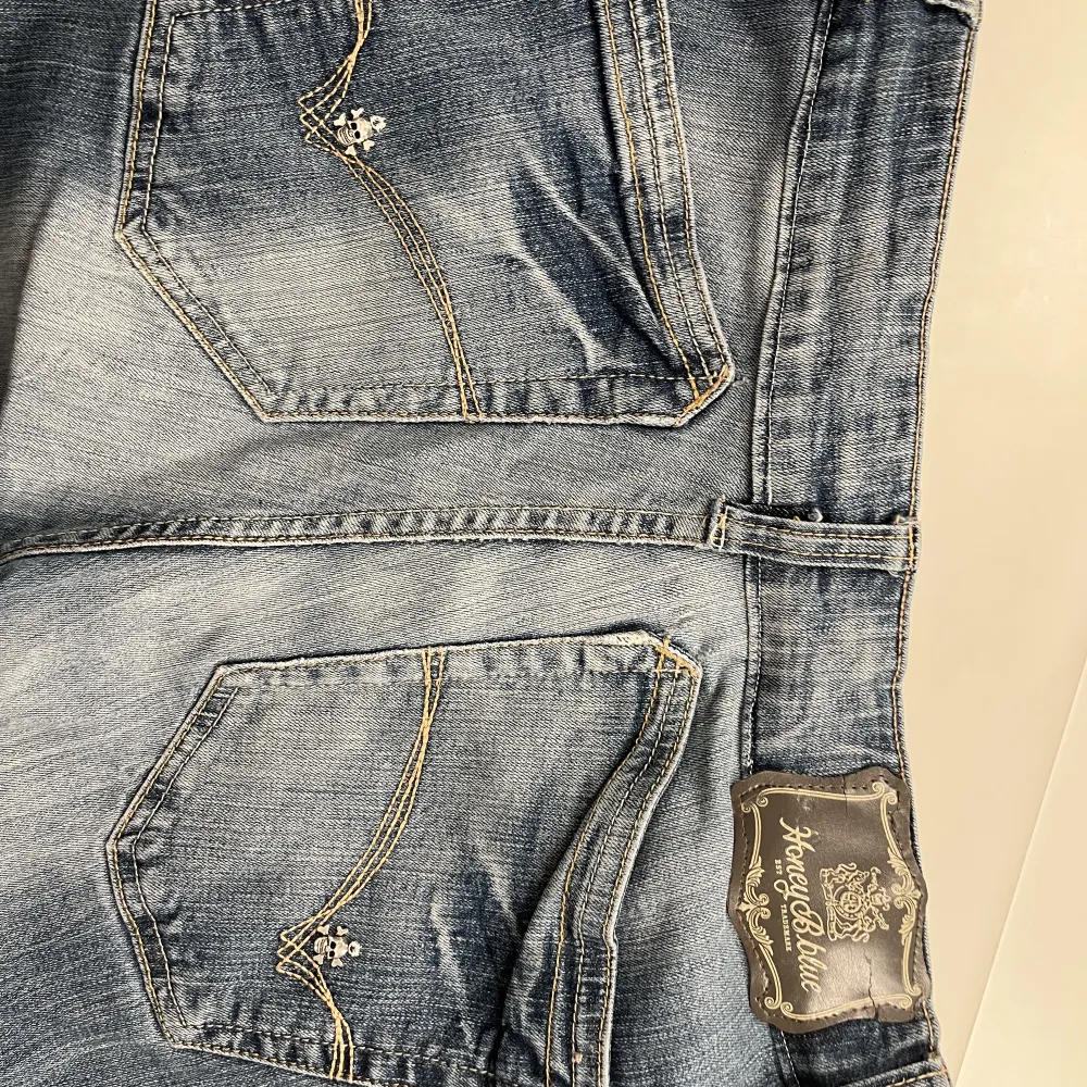 Säljer nu min skit snygga jeans från second hand som tyvärr var förstora för mig. Dom är lågmidhade och raka. Jag köpte dom för 500kr men säljer nu för 300kr  Men kan även diskutera pris. Jeans & Byxor.