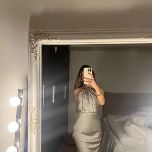 Så fin balklänning - Asos - Använd en gång på en universitetssittning! Så fin verkligen! Nypris 1600. Grå/grön 