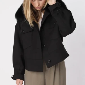 Charlie jacket meotine xs/s - Denna super fina jacka från meotine är i fullt bra skick, aldrig använd och super snygg. Säljer denna då jag köpte en  annan jacka istället( bilder tagna från hemsidan) 💗kom privat om fler bilder behövs!❤️även frakt tas privat.