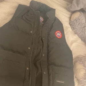 Canada goose väst - Fick denna väst i födelsedags present, används inte pågrund av att jag inte har sån stil så att det passar med västen. Den är självklart äkta. Den är köpt i nk.