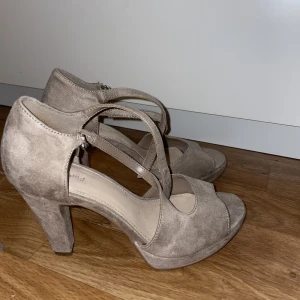 Klackar  - Storlek 37 Använda 1 gång  Beige