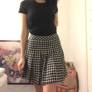 Jätte fin kjol från H&M som jag köpt för ksk två år sedan, väl använd men inga defekter och är i bra skick.