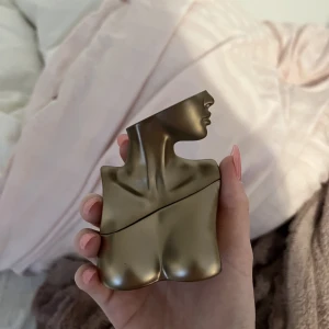 Oanvänd Billie Eilish Parfym  - Säljer denna helt oanvända Billie Eilish parfymen då den inte kommer till användning! Luktar supergott men inte min stil på parfym. Frakt tillkommer!💗nypris ligger på ca 600kr.