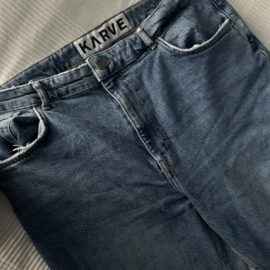 Jeans  - Säljer nu dessa Karve Fit Flare Rodeo då dom är för stora för mig 😢, högmidjade, slits på insidan av vaderna och Bootcut.  Mycket bra skick!