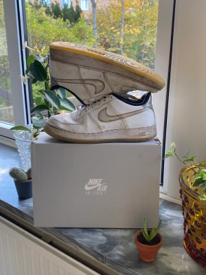 Nike Airforce glacier blue (läs beskrivning) - Snygga airforces men väl använda. OBS slitna i bak  som bör lagas innan användning då det skaver. Fråga gärna efter fler bilder. Storlek 40⚠️ Ingen retur så köp omsorgsfullt.⚠️