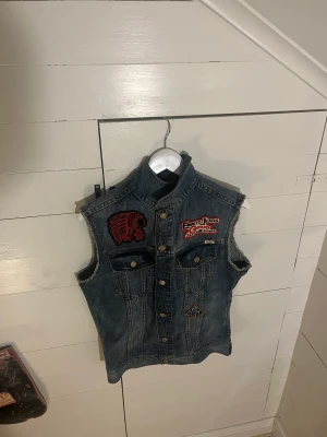 Emmett Jeansväst - As fet Emmett Jeans x MtCo x Chicago Blackhawks jeansväst med episka detaljer och patches. 