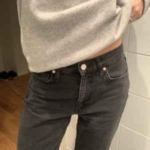 Svarta jeans  - Mid-Waist jeans från mango. Storlek 36. Långa i benen