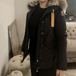 Parajumper Dam jacka  - Parajumper Doris Dam vinterjacka. Storlek XS passar även S. Nästan ny, använd några gånger gånger, knappt en vinter. Köpt 25/11-2021. Kvitto finns.  Nypris: 10 499kr Säljer den för 7500 kr. Möts upp i Stockholm helst i Skärholmen.