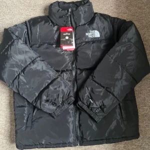 The North Face - Fick den som present men eftersom jag har en redan så har jag ingen användning av den. Jackan är helt ny och lappen, påsen är kvar! Köper man från hemsidan så kostar det runt 3699kr!