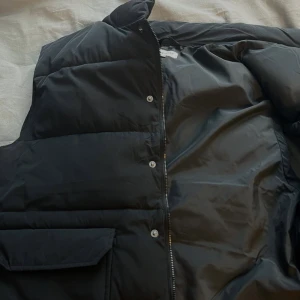 Svart väst från brothers - Säljer min killes svarta väst från brothers som köptes i oktober men som hann användas ett par gånger. Västen köptes för 1000 kr men säljer den för 450 kr inklusive frakt. 