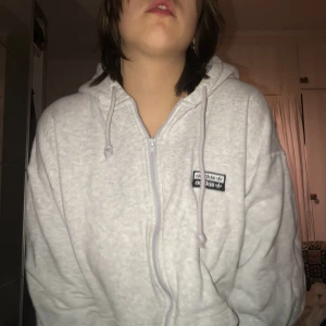 Oversized Adidas hoodie / zipup - sjukt bekväm adidas hoodie med dragkedja, enda defekt är ”vågig” dragkedja men ser bra ut stängd. föreslå pris! vill ha bort!