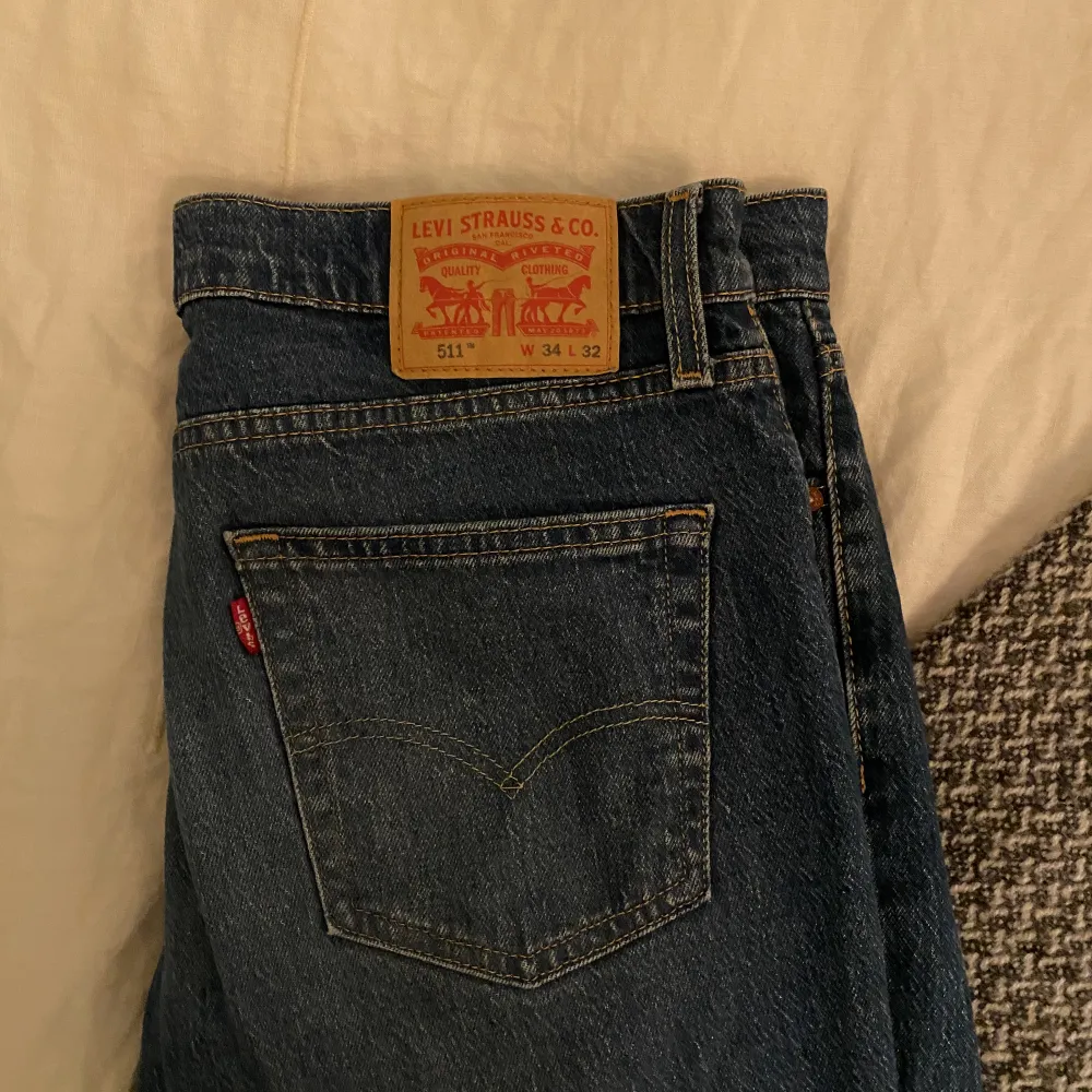 Jag säljer nu mina Levis jeans jag bara använt 1 gång. Jag köpte dom på Emmaus i slussen för 400kr så säljer för samma summa 🫶 jag är 165 cm lång och längden är superbra! Köparen står för frakt och porto 🎀🫶. Jeans & Byxor.