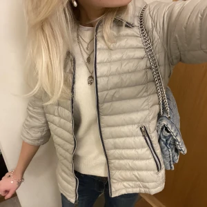 Kortärmadjacka  - Säljer nu denna sååå snygga kortärmade dunjacka❤️