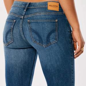 Säljer nya och helt slutsålda ”Low-Rise Dark Wash Y2K Boot Jeans” från Hollister i storleken w23/L32. Lappen finns kvar och de är endast provade. 