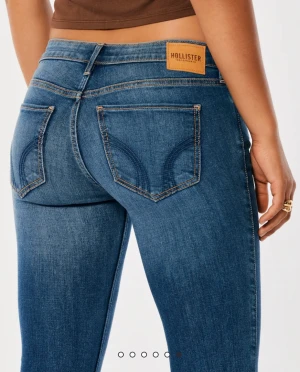 Lågmidjade jeans - Säljer nya och helt slutsålda ”Low-Rise Dark Wash Y2K Boot Jeans” från Hollister i storleken w23/L32. Lappen finns kvar och de är endast provade. 
