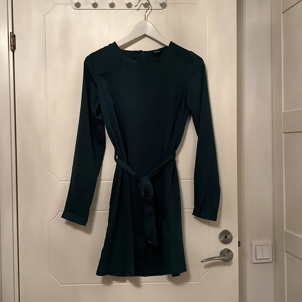 klänning från bubbleroom i färgen mörkgrön även fast den ser lite blå ut på bild vilket inte stämmer i verkligheten 🤭 Storlek 34. Klänningar.