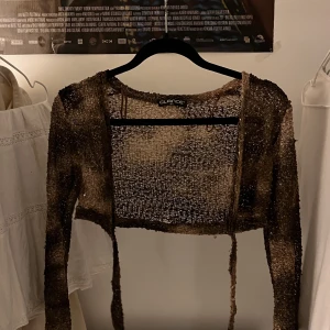 Bolero xs/s/m - Bolero storlek S, står strl M/L men sitter absolut mer som S/XS, funkar även på M. Säljer den här söta tröjan då den är för liten för mig i bysten </3. Köpt på tradera för 150kr