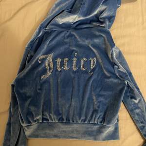 Ej äkta, men jättefin kopia                           Croppad juicy couture (kopia) hoodie 