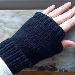 Nya svarta torgvantar stl S/M/L - Ett par snygga svarta torgvantar! Jag har stickat dem i ett garn som är varmt och skönt, men inte stickigt. Kan tvättas i 40 grader. Pris 100 kr+ frakt som vanligt brev. Totalt 115 kr. Följ mig så ser du nya annonser!