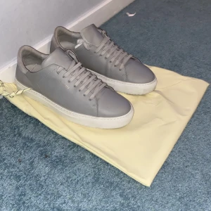 Arigato skor clean 90 läder - Jag säljer mina väldigt fräscha arigato skor i färgen grå eftersom de är för små. Skick 9/10 så alltså väldigt bra skick. Dustebagen ingår även! Nypris 2250kr. Kontakta mig för mer bilder. Priset går att diskutera! Kan även tänka mig byta mot något