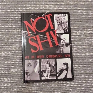 Itzy Not Shy Album (röd) - Itzy album allt i bilderna ingår. CDn är aldrig spelad. Tar bara Swish