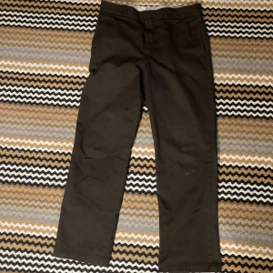 Dickies 874 original fit - Bra skick men använda ett tag litet märke på högersidan av benet 34/32