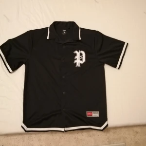 Vaseball skjorta / jersey  - Basball style jearsey i nästan nyskick. Oversize fit. 