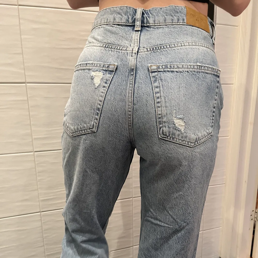 Jeans från Zara i storlek 38. Jag har vanligtvis 34-36 i Jeans så därför är de för stora på mig. Jeansen är i mycket fint skick. Frakt är inte inkluderat i priset och betalning sker via Swish. 💙💙. Jeans & Byxor.