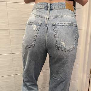 Jeans från Zara i storlek 38. Jag har vanligtvis 34-36 i Jeans så därför är de för stora på mig. Jeansen är i mycket fint skick. Frakt är inte inkluderat i priset och betalning sker via Swish. 💙💙