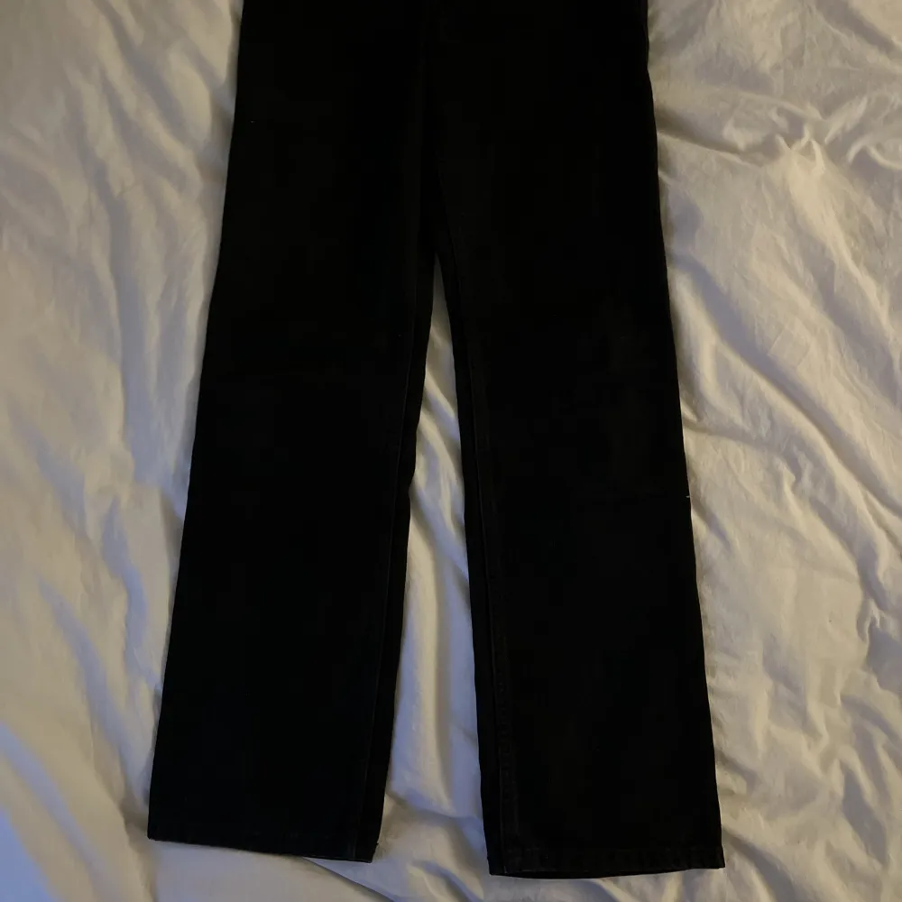 Svarta rowe jeans från weekday. Jättebra skick. Säljer då de är för små för mig.. Jeans & Byxor.