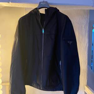 Säljer min Prada Windbreaker. Kvitto & dustbag finns. Köpt i Prada butik i italien.   Storlek är L-XL.  