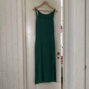 Grön lång klänning med slitsar på båda sidor. Sitter fint och är i väldigt bra skick! 