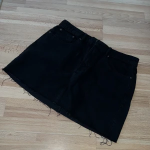 Svart kjol - Svart kort kjol som aldrig kommer till någon användning. (Tajt i storleken)  Säljs för 150:- inkl frakt 