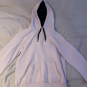 Hollister hoodie  - Säljer min nästan oanvända hoodie köpt från hollister för ca 3 år sen. Hoodien finns inte längre i varken butik eller hemsida. Den är i väldigt bra skick och super mysig.