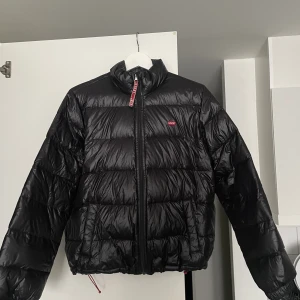 Dunjacka från Levi’s - Dunjacka från Levis i nyskick. Storlek M men passar även S