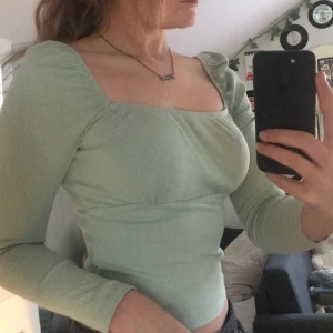 Topp - Mintgrön långärmad topp från Gina Tricot🌿 ribbad med lite puffiga axlar samt söm under brösten med urringning! Storlek S/M🤍 (Aldrig använd pga att det inte är min stil)