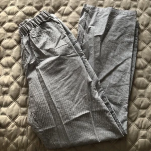 Pyjamasbyxor madlady 💙 - SÅ SÅ FINA pyjamasbyxor från madlady. Endast använda en gång hemma, då jag har så pass många pyjamasbyxor så säljer jag av dessa. Superfint skick dvs. Frakt tillkommer 🙏🏼