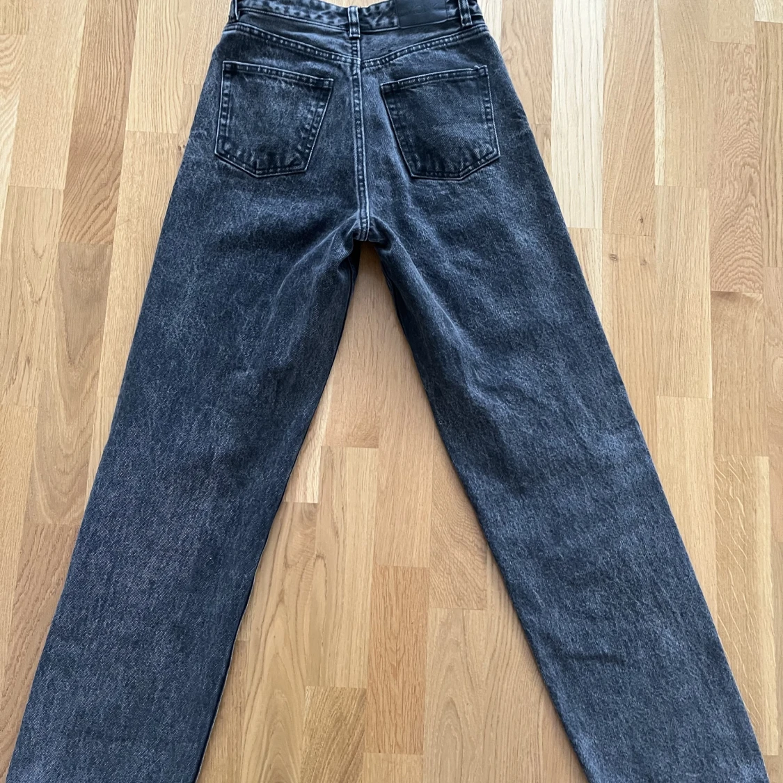  Grå/svarta jeans storlek xs - 90