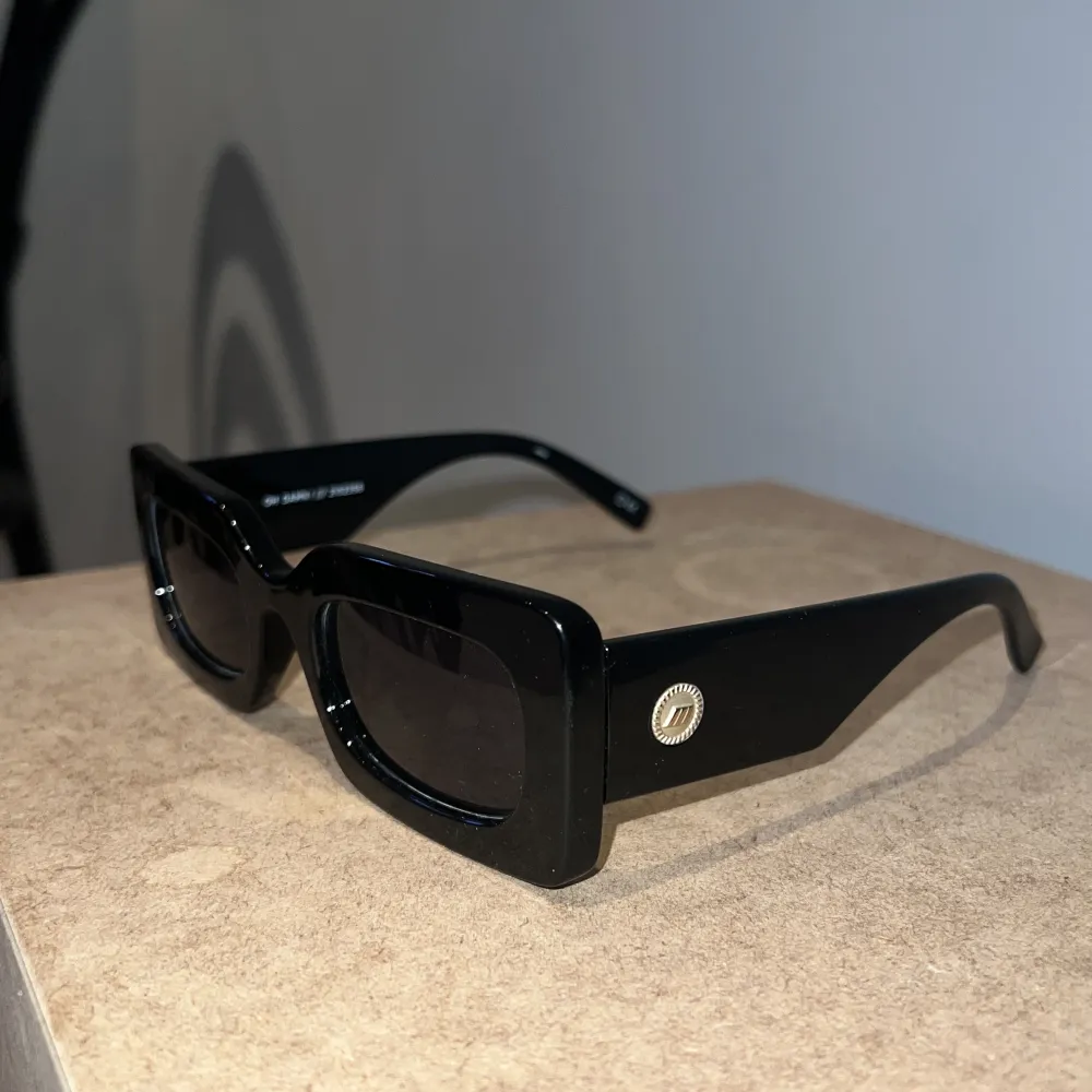 Säljer ett par solglasögon från Le Specs! Använda ett fåtal gånger! . Accessoarer.