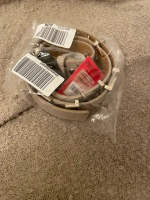 Valentino bälte - Valentino bälte som är super snyggt! Helt nytt och köpt idag! SÅ ABSOLUT INGA SKADOR! Original pris: 549kr! HELT SLUTSÅLD! Frakt: 66